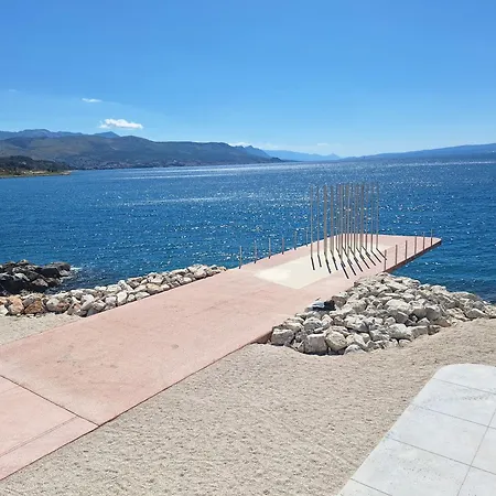 Latica * Split